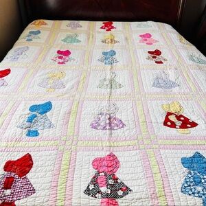 62”x80” Beautiful 1930's feedsack applique SunBonnet Sue quilt.